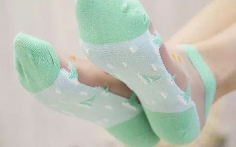 玉足搭配性感短丝袜 让你做一个冰爽的夏季女神