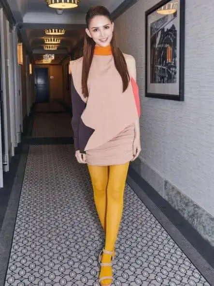昆凌一身穿搭尽显自己迷人身段这身材真的是两个孩子的妈吗