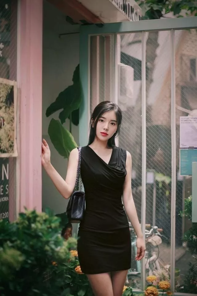 小清新吊带连衣裙美女风姿绰约美丽随性时尚减龄有魅力!