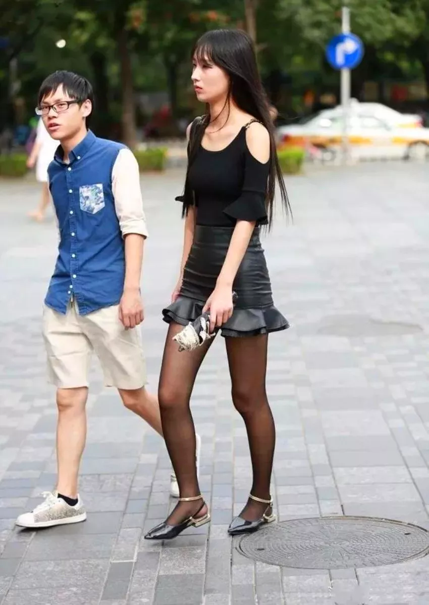 街拍：图1吊带牛仔裤长腿很抢眼图4短皮裙配丝袜时尚迷人