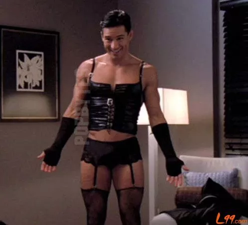 老汉吊带丝袜胸罩一样不少 穿女装捡废品引围观（图 2