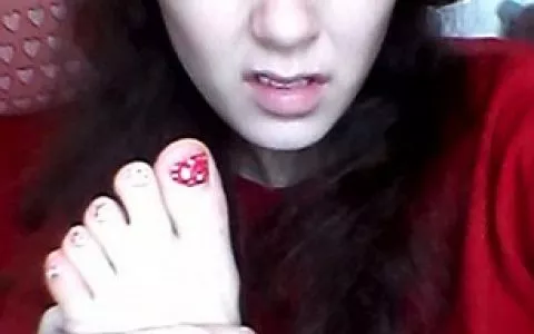 英国女大学生发现照片被盗至恋足网站后异常生气：才给我打两星半？