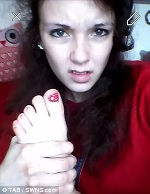 英国女大学生发现照片被盗至恋足网站后异常生气：才给我打两星半？ 1