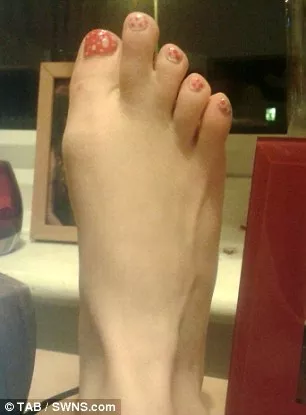 英国女大学生发现照片被盗至恋足网站后异常生气：才给我打两星半？ 3