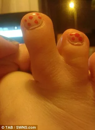 英国女大学生发现照片被盗至恋足网站后异常生气：才给我打两星半？ 2