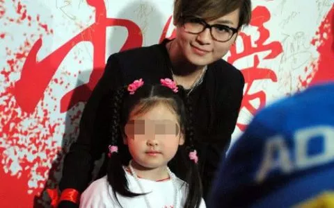 周笔畅又出雷人新造型黑丝袜配凉鞋露出的半截花秋裤亮了