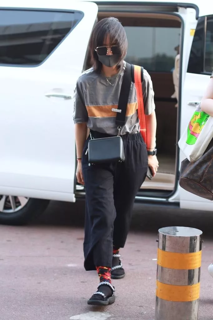 周笔畅又出雷人新造型黑丝袜配凉鞋露出的半截花秋裤亮了 3