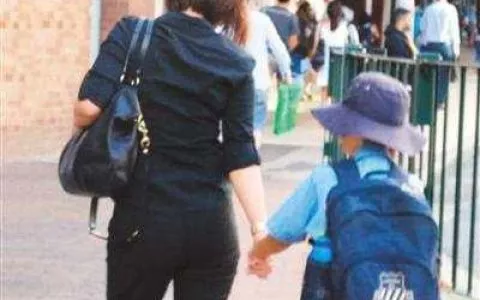 二胎都上学了 宝妈还“赖”着不上班 婆婆一追问 宝爸脸都红了