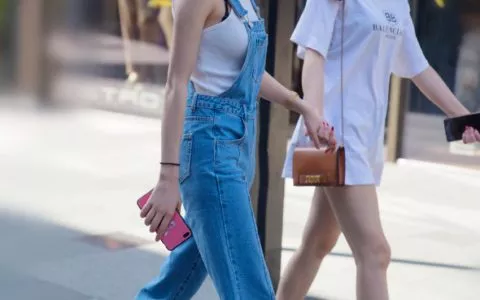 街拍：图1吊带牛仔裤长腿很抢眼图4短皮裙配丝袜时尚迷人