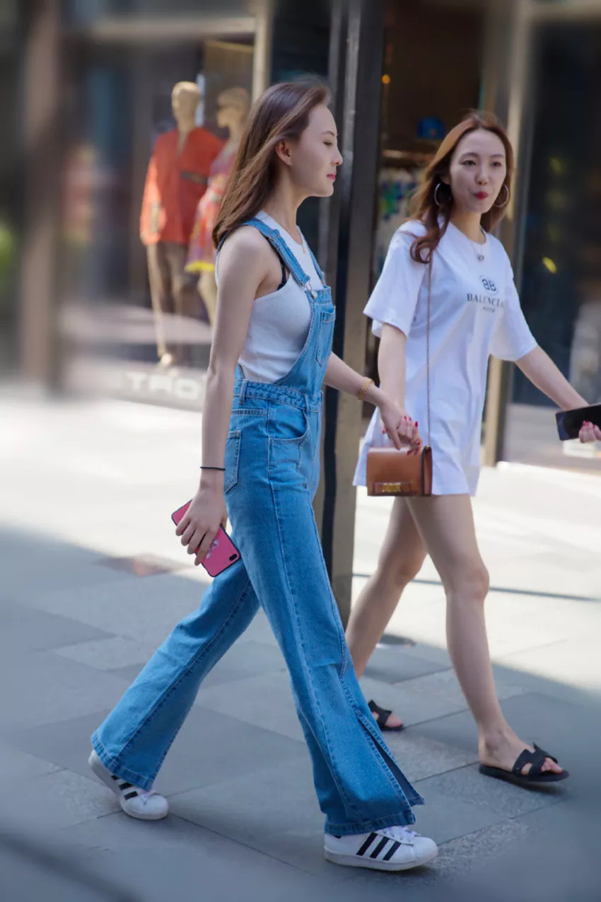 街拍：图1吊带牛仔裤长腿很抢眼图4短皮裙配丝袜时尚迷人