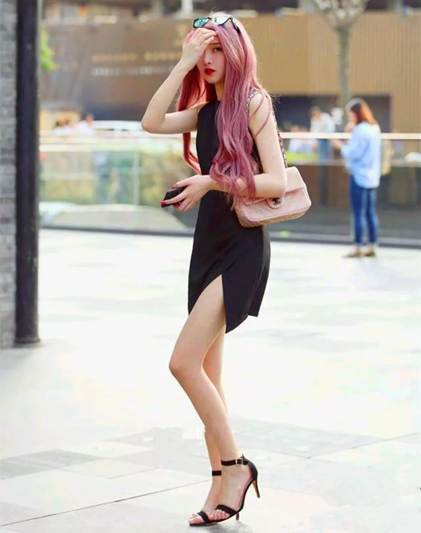 街拍：图1豹纹裙配丝袜线红发美女穿开叉连衣裙秀美腿 3