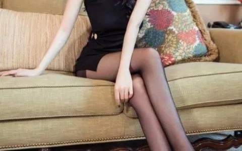 美女凉鞋如何配黑丝袜