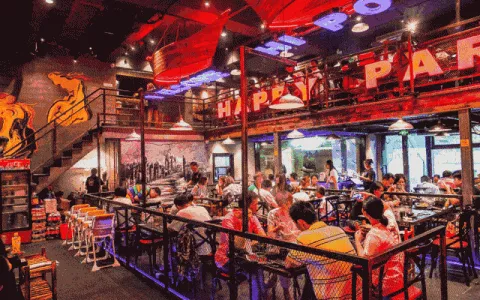 开在垃圾场的网红餐厅，用塑料当钞票，每天竟有几百人排队吃？
