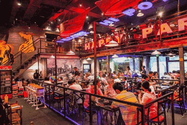 开在垃圾场的网红餐厅,用塑料当钞票,每天竟有几百人排队吃? 1 开在垃圾场的网红餐厅,用塑料当钞票,每天竟有几百人排队吃? 1