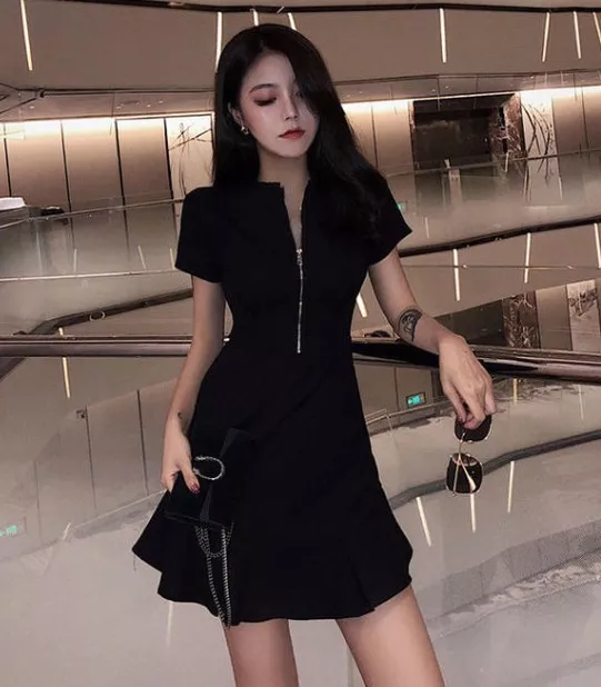 美女黑裙子搭配黑丝袜穿出不一样的味道 2