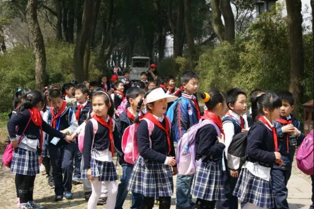 企鹅娘吐槽：太诱惑！小学女生禁止穿丝袜 1