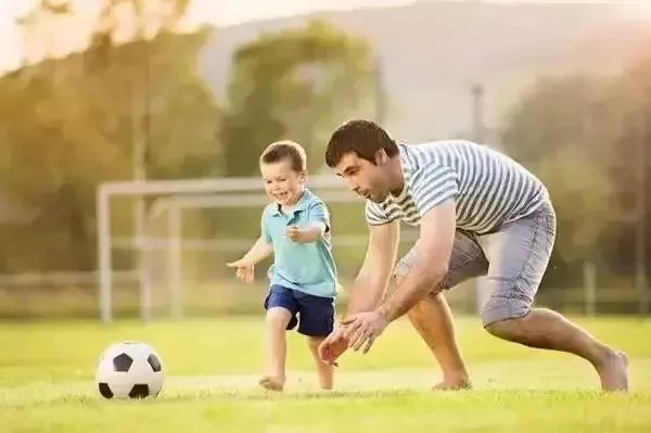 爸爸带的孩子更优秀