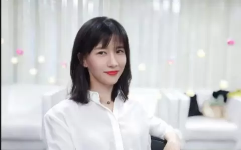 papi酱孩子随父姓引发网友围观