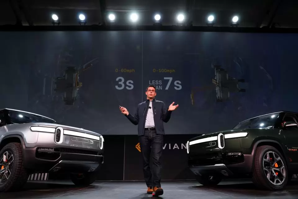 Rivian 35岁的首席执行官RJ Scaringe在2018年11月27日在美国加利福尼亚州洛杉矶的洛杉矶车展上介绍了他公司的R1T全电动皮卡车和全电动R1S SUV路透社/迈克·布雷克