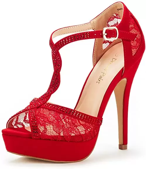 1个红色高跟鞋美女吊带连衣裙搭配，你们喜欢抽烟的小姐姐吗 3