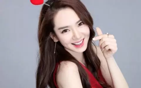 戚薇穿蕾丝连体内衣出镜烈日暴晒下拍写真