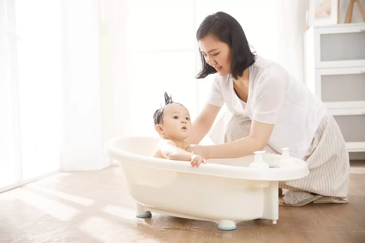 安全地给宝宝洗澡，但不要太频繁