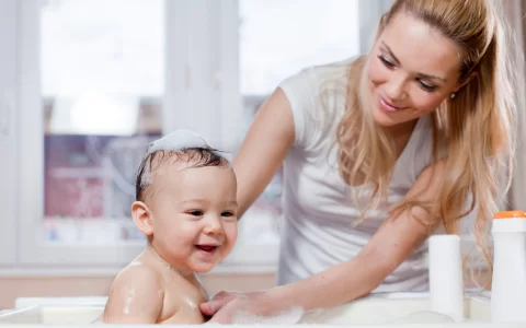 让宝宝洗澡不哭闹只要宝妈学会这6招