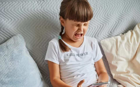 奶爸宝妈在孩子发脾气时保持冷静的7个步骤