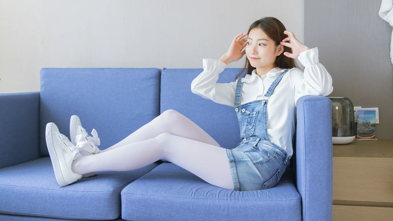 受不了美女穿吊带丝袜来面试